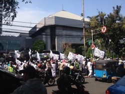 Demonstran Penolak Ahok Mulai Beraksi di DPRD, Polisi Bersiaga