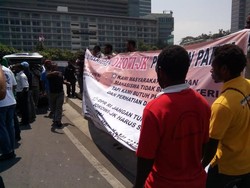 Warga Papua Demo di Bundaran HI, Minta Pelantikan Jokowi Tak Diganggu
