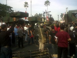 Tolak UU Pilkada, Seorang Demonstran di Yogya Hadang Truk TNI