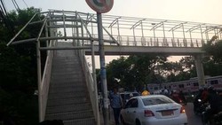 Pak Ahok, Jembatan Penyeberangan di Stasiun Tanjung Barat ini Mubazir