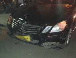 Silver Bird Seruduk 8 Motor dan Warung di Ciputat