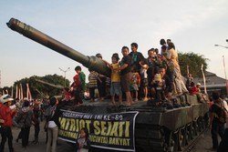 Mampir di Yogya, 4 Tank Leopard TNI Disambut Antusias Warga