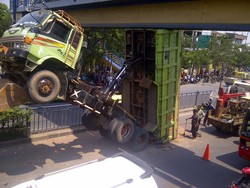 Bak Dilas, Akhirnya Truk yang Ngetril di Cikokol Sukses Dievakuasi