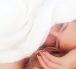 Kate Hudson Hingga Lorde, 7 Seleb Pose Polos Tanpa Make-up di Tempat Tidur