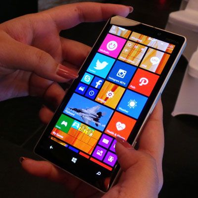 Lumia 930, Bekerja Sambil Bermain dalam Satu Genggaman