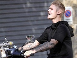 Justin Bieber Naik Vespa Tanpa Pakai Helm