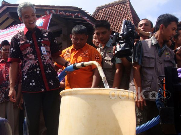 Gubernur Jateng Salurkan Air Bersih