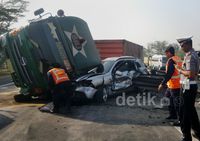 Outlander Tertimpa Trailer di Tol Surabaya-Porong
