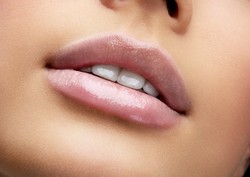 Malas Bersihkan Bekas Lipstik? Siap-siap Ini yang Akan Terjadi Pada Bibir