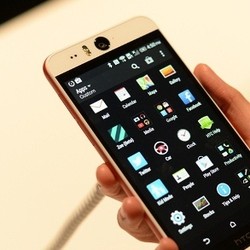 Menjajal Smartphone Raja Selfie HTC Desire Eye