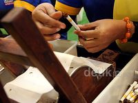 Melihat Pembuatan Rokok Kretek