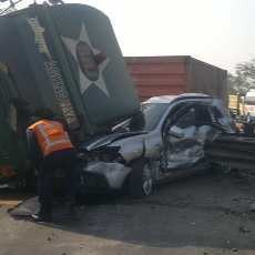 Gara-gara Pecah Ban, Outlander Tertimpa Trailer