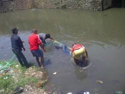 Mayat Remaja Pria Mengambang di Sungai Dekat Pasar Kordon