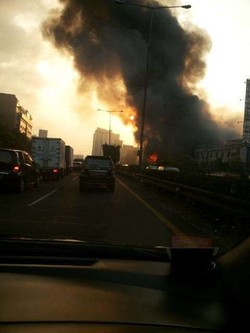 Setelah 2,5 Jam, Kebakaran di Kali Sekretaris Berhasil Dipadamkan