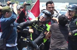 Diwarnai Adu Jotos, Polisi Bubarkan Demo Blokade Jalan di Bogor