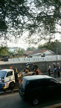 Nissan Terrano Terperosok di Selokan Klender