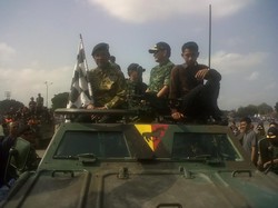 Parade Tank Leopard Jajal Jalanan Yogyakarta, Sultan Naik Panser Anoa