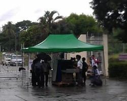 Ketatnya Pemeriksaan Pintu Masuk di Stadion Thuwunna