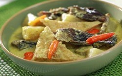Kangen Kampung? Ayo, Masak Mangiut dan Brongkos yang Sedap Enak!