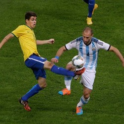 Brasil Kalahkan Argentina 2-0