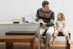 Mengenalkan Pekerjaan Orang Tua Bisa Bantu Anak Belajar Berhemat Lho