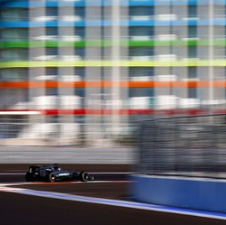 Pole Jadi Milik Hamilton, Mercedes Start 1-2