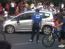 Petugas Derek Mobil Jazz yang Ringsek di Car Free Day Thamrin