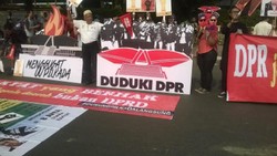 Puluhan Orang Ajak Masyarakat di CFD HI Suarakan Penolakan UU Pilkada