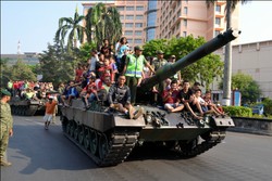 Meriahnya Warga Semarang Sambut Tank Leopard TNI di Arena CFD