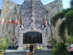 Peringati 12 Tahun Bom Bali, Turis Tabur Bunga di Ground Zero Kuta