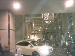 Mobil Lexus Putih Tabrak Pintu Utama Apartemen Central Park