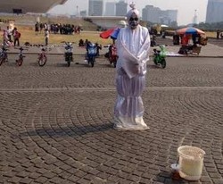 Badut dan Manusia Patung Cari Rezeki di Monas