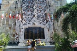 12 Tahun Bom Bali, Turis Tabur Bunga di Ground Zero Kuta