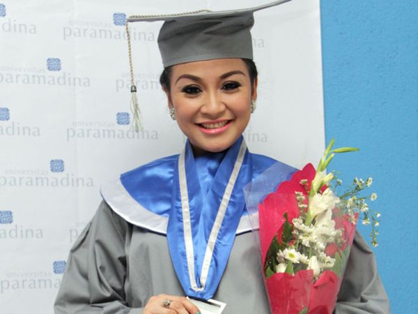 Virnie Ismail Akhirnya Jadi Sarjana