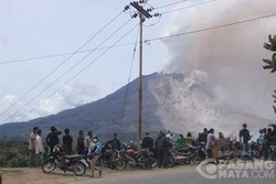 Gubernur Sumut Serahkan Rp 400 Juta Bagi Pengungsi Sinabung