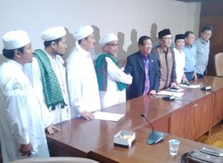 Ketua Umum FPI Adukan Masalah Ricuh Demo Ahok ke DPD RI