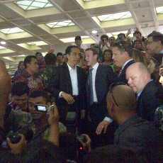 Bos Facebook dan Jokowi Semobil Naik Innova, Tengok Kios di Tanah Abang