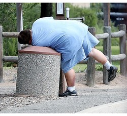 Foto: Anak Tiri Barbra Streisand Mengais Makanan dari Tempat Sampah