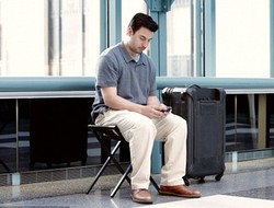 Ajaib! Pegangan Koper Ini Bisa Jadi Kursi