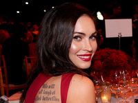 Hot Mom... Megan Fox Pamer Tato di Punggung