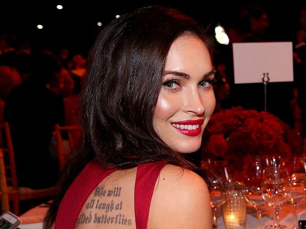 Hot Mom... Megan Fox Pamer Tato di Punggung