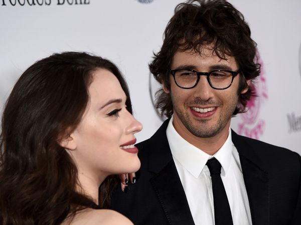 Kat Dennings Tampil Seksi, Josh Groban Terpesona
