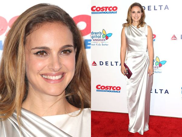Natalie Portman Elegan dengan Gaun Silver Metalik