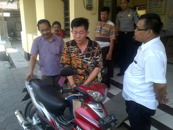 Tega! Pria ini Gasak Motor dan Perhiasan Teman