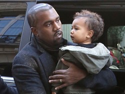 Kanye West Siapkan Cincin Berlian Spesial untuk North West