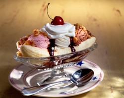 Yummy! Banana Split, Pisang Es Krim Vanili Plus Saus Cokelat