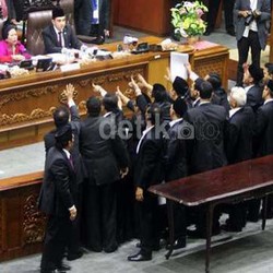 Stafsus Presiden: Investor Lebih Takut Buruh Demo daripada Gaduh di DPR