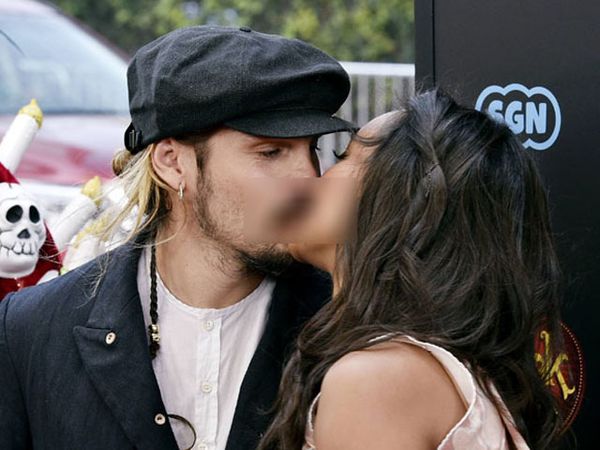 Aww, Zoe Saldana Kecup Mesra Suami Tercinta