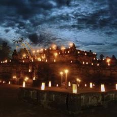 Menikmati Indahnya Candi Penataran di Malam Hari