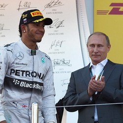 Menangi Balapan Pertama di Rusia, Hamilton: Rasanya Sangat Keren!